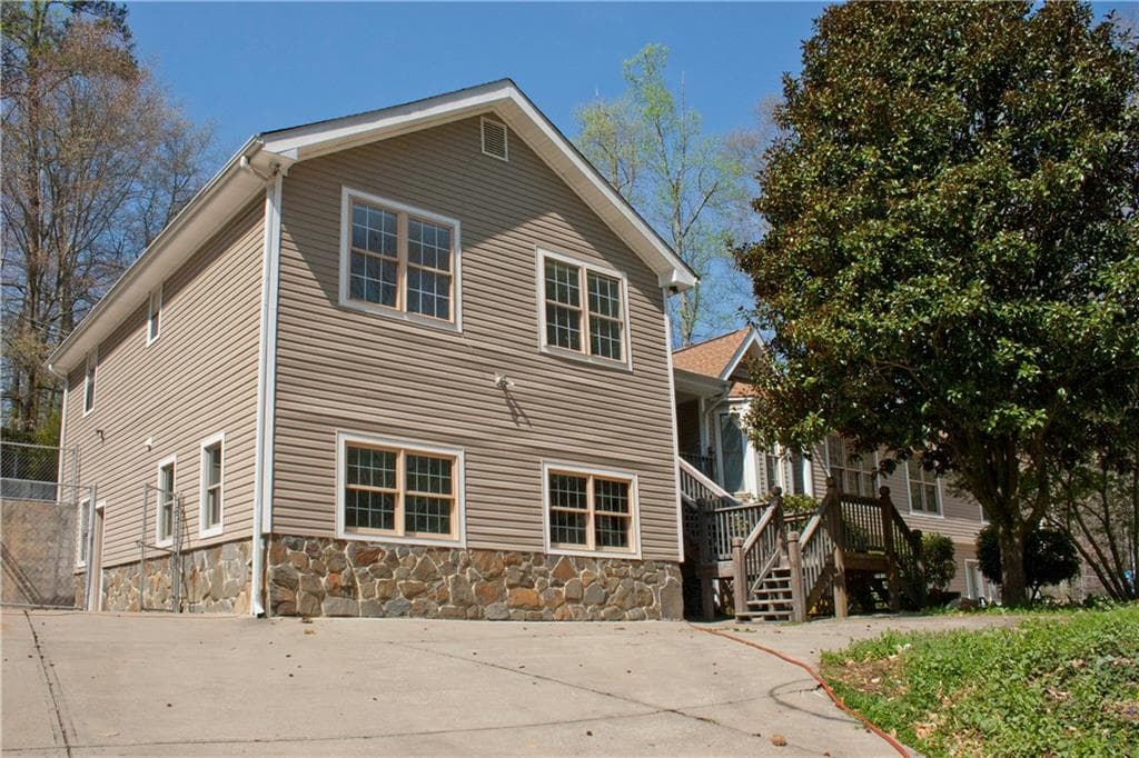 9 bedroom, 2,400 sq ft single family residence sold at 200 N Etowah Lane, Canton, GA 30114