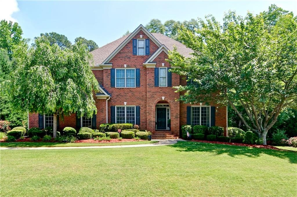 6 bedroom, 3,404 sq ft single family residence sold at 620 Woodstream Court, Roswell, GA 30075