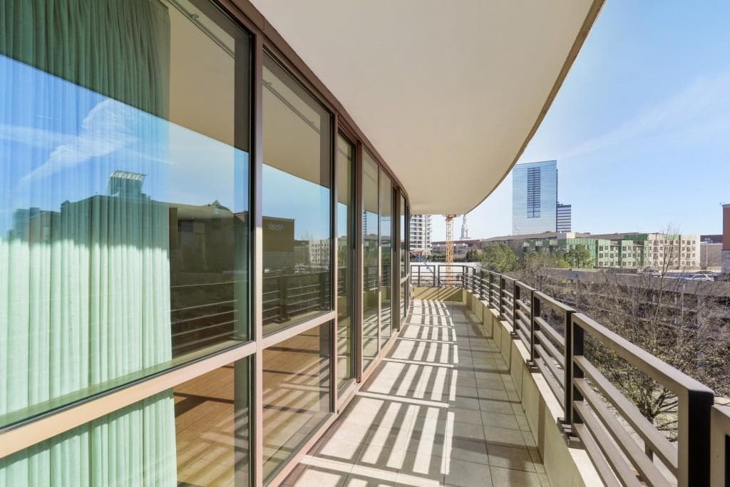 2 bedroom, 1,680 sq ft condominium sold at 700 Park Regency Place 904, Atlanta, GA 30326