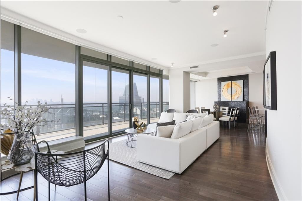 2 bedroom, 2,096 sq ft condominium sold at 3344 Peachtree Road 3005, Atlanta, GA 30326