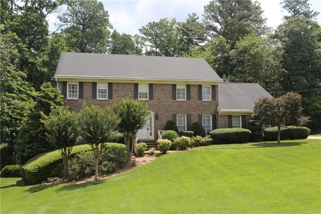 4 bedroom, 3,268 sq ft single family residence sold at 5213 Vernon Lake Drive, Dunwoody, GA 30338