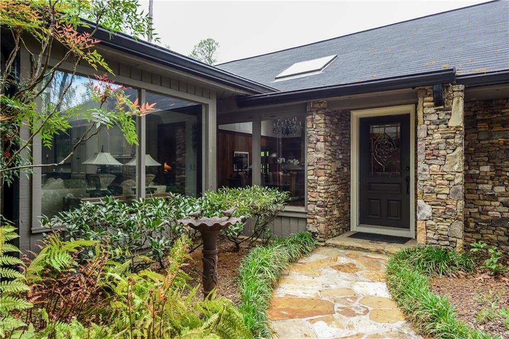 4 bedroom, 4,162 sq ft single family residence sold at 3860 Peachtree Dunwoody Road, Atlanta, GA 30342
