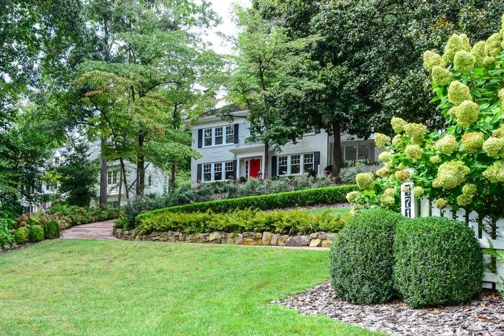 4 bedroom, 2,523 sq ft single family residence sold at 471 Peachtree Battle Avenue, Atlanta, GA 30305