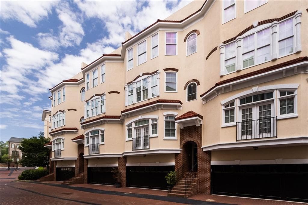 3 bedroom, 2,128 sq ft townhouse sold at 3541 Roswell Road 27, Atlanta, GA 30305