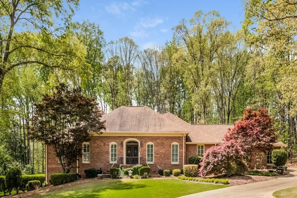 4 bedroom, 4,100 sq ft single family residence sold at 920 Ferncroft Court, Roswell, GA 30075