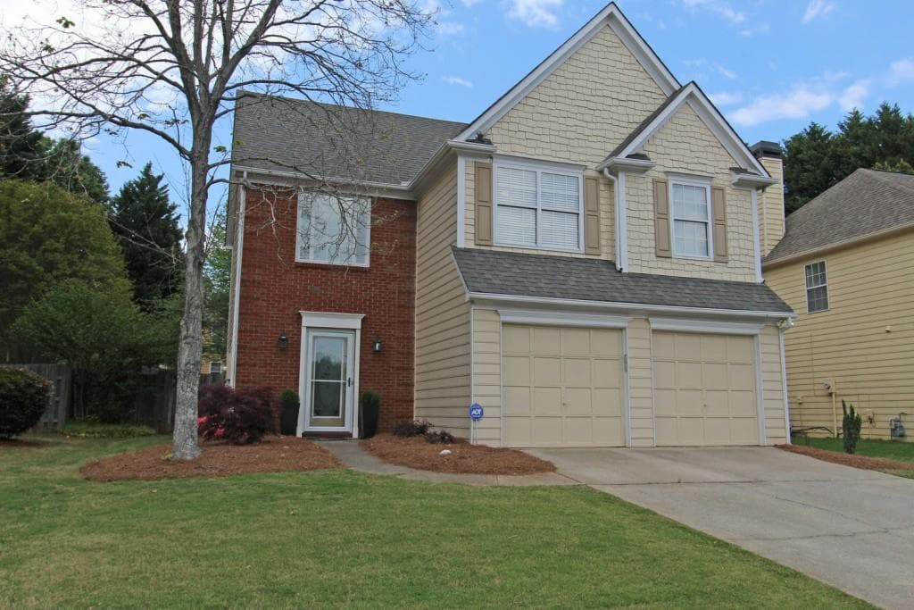 3 bedroom, 1,602 sq ft single family residence sold at 12070 Crabapple Lake Drive, Roswell, GA 30076