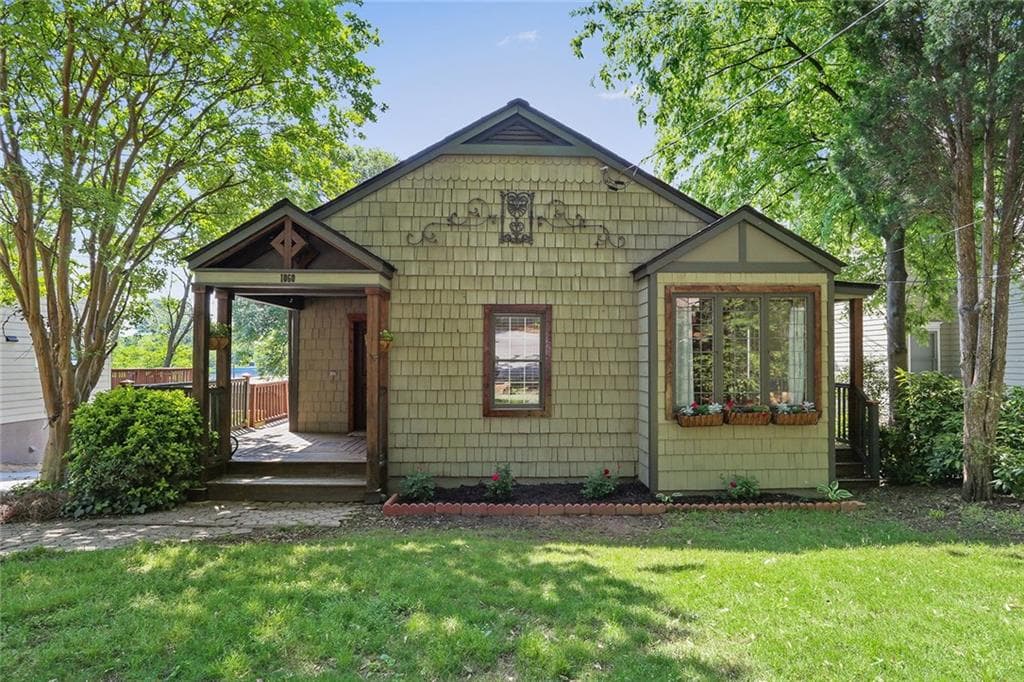2 bedroom, 1,017 sq ft single family residence sold at 1060 Davis Circle, Atlanta, GA 30318