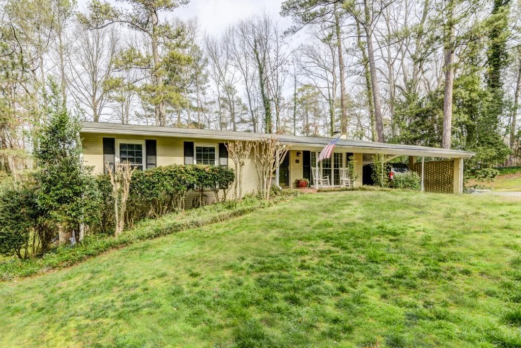 3 bedroom, 1,806 sq ft single family residence sold at 305 Amberidge Trail, Atlanta, GA 30328
