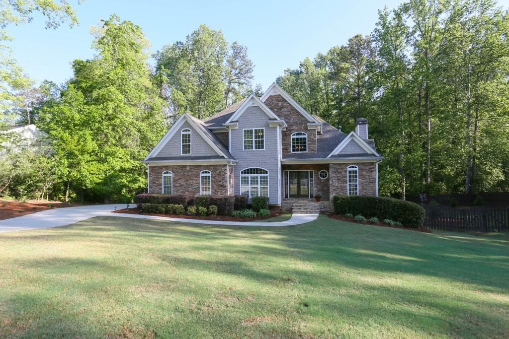 5 bedroom, 3,777 sq ft single family residence sold at 635 Oakstone Way, Roswell, GA 30075