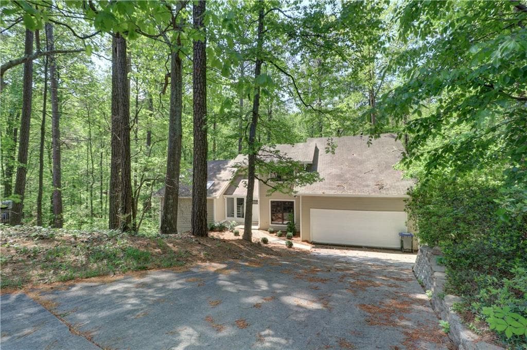 6 bedroom, 3,611 sq ft single family residence sold at 880 Lake Overlook, Roswell, GA 30076