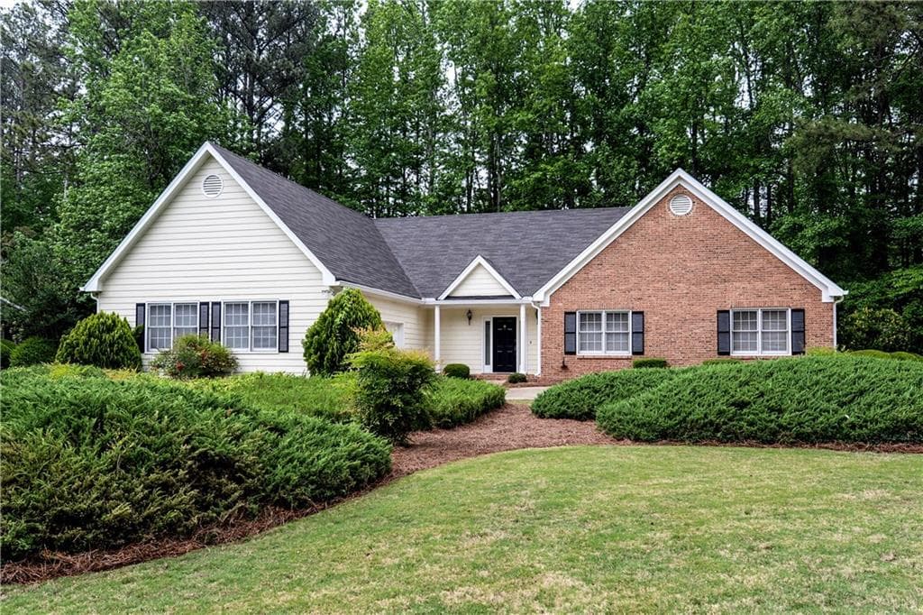 3 bedroom, 1,939 sq ft single family residence sold at 5605 Surrey Court, Alpharetta, GA 30009