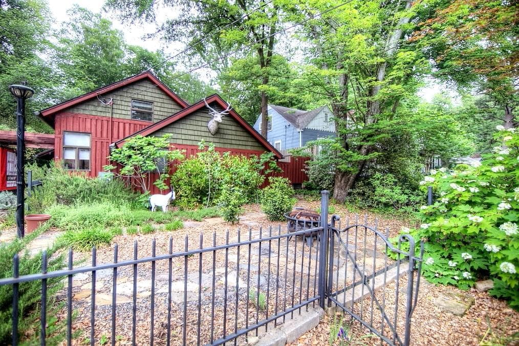 3 bedroom, 2,088 sq ft single family residence sold at 790 San Antonio Drive, Atlanta, GA 30306
