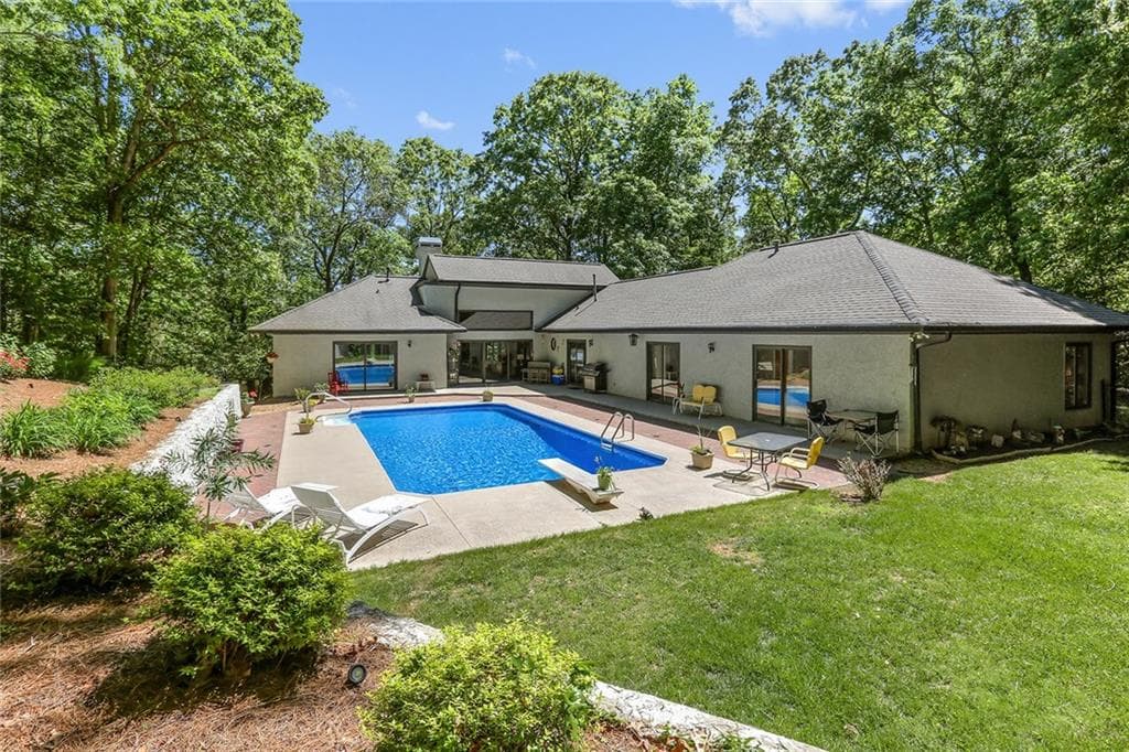 4 bedroom, 3,055 sq ft single family residence sold at 10810 Shallowford Road, Roswell, GA 30075