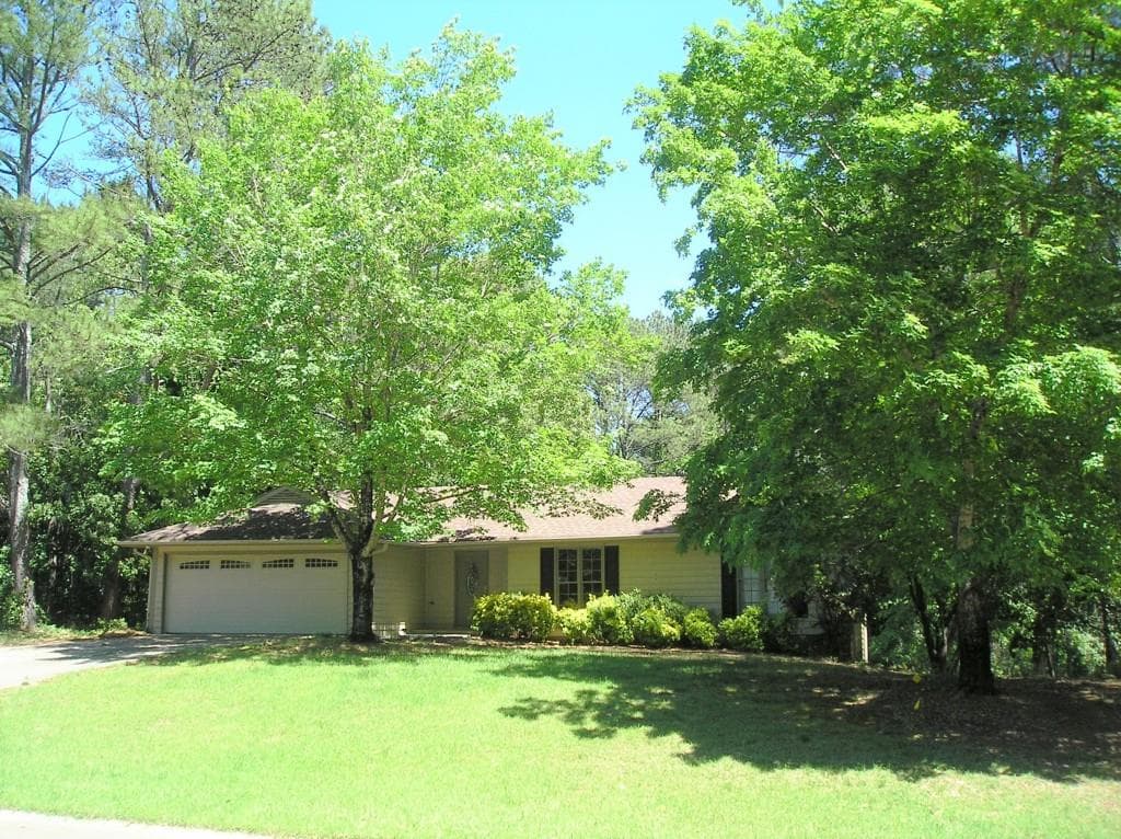 3 bedroom, 2,052 sq ft single family residence sold at 559 Rivercrest Drive, Woodstock, GA 30188
