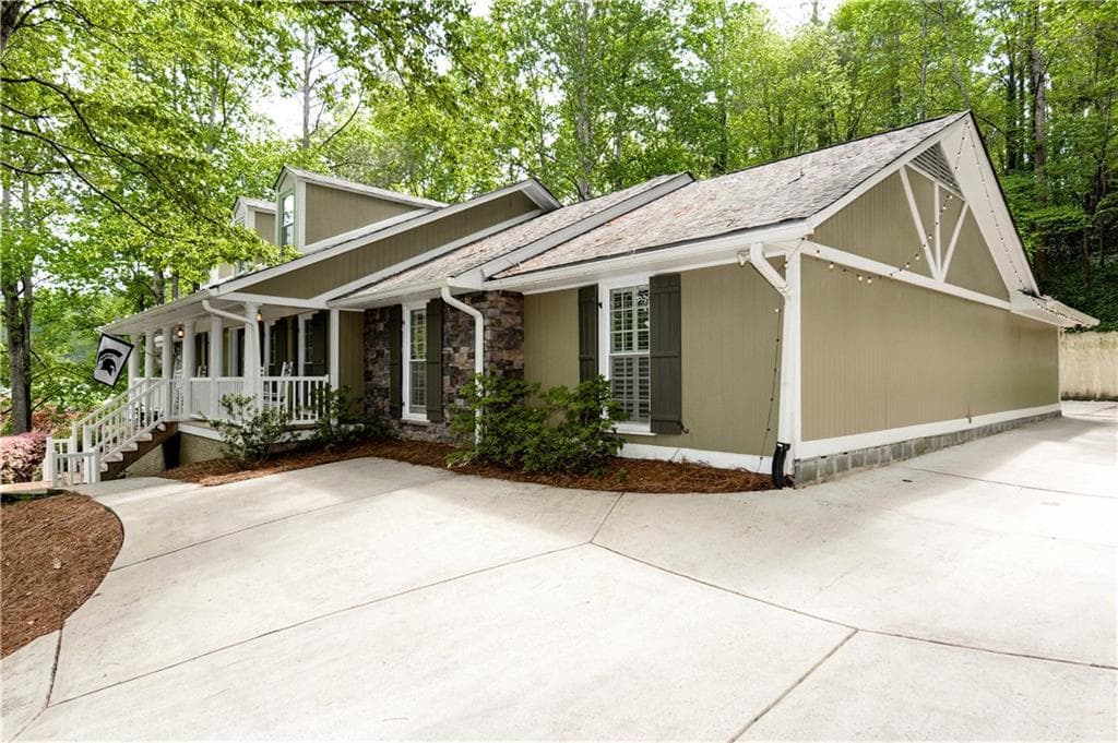 4 bedroom, 2,677 sq ft single family residence sold at 1030 Oakhaven Drive, Roswell, GA 30075