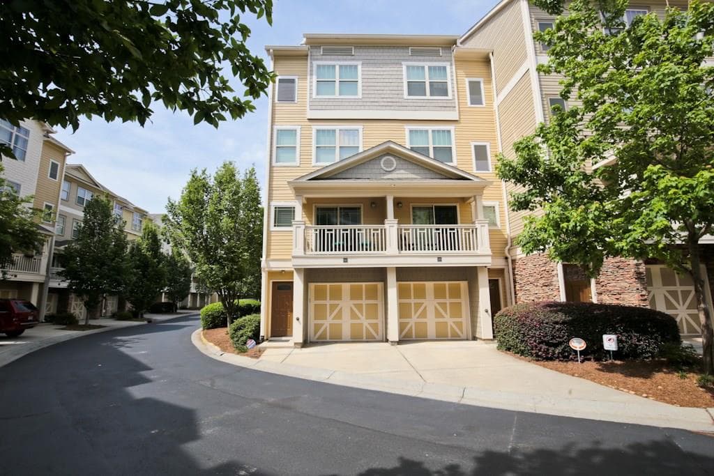 2 bedroom, 1,050 sq ft townhouse sold at 221 Semel Circle 243, Atlanta, GA 30309