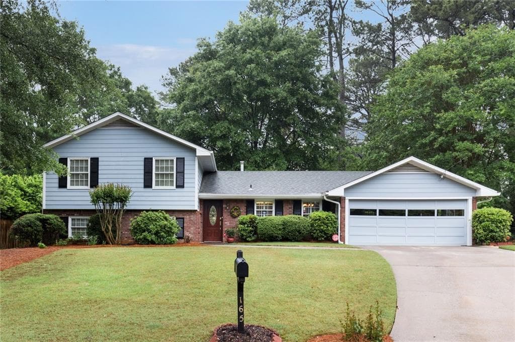 4 bedroom, 2,700 sq ft single family residence sold at 165 Corinth Court, Roswell, GA 30075