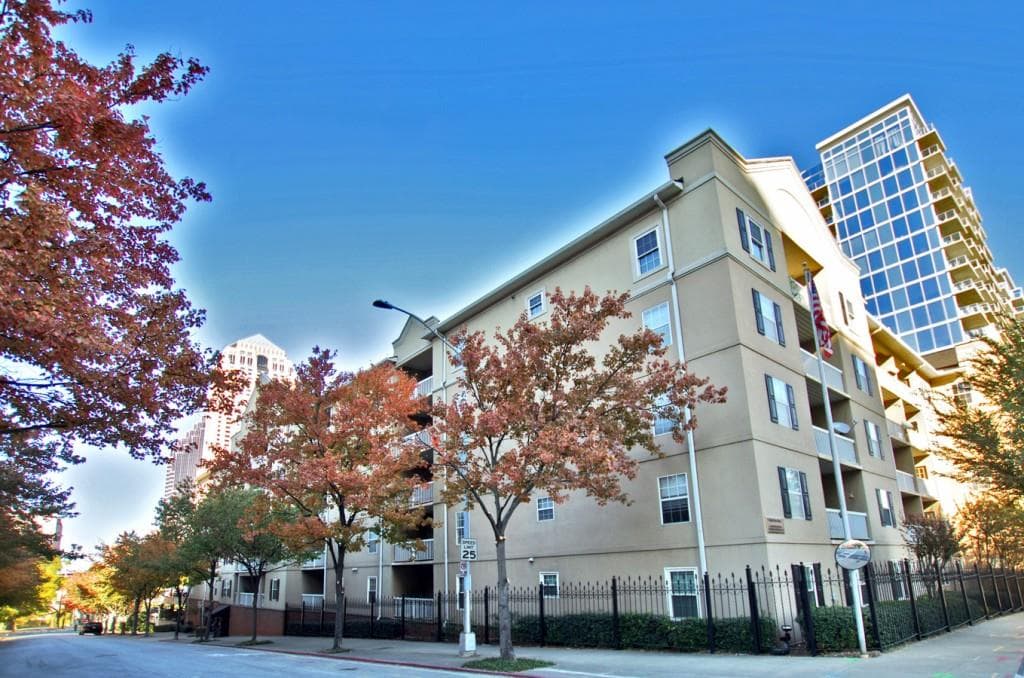 1 bedroom, 730 sq ft condominium sold at 1075 Peachtree Walk A418, Atlanta, GA 30309