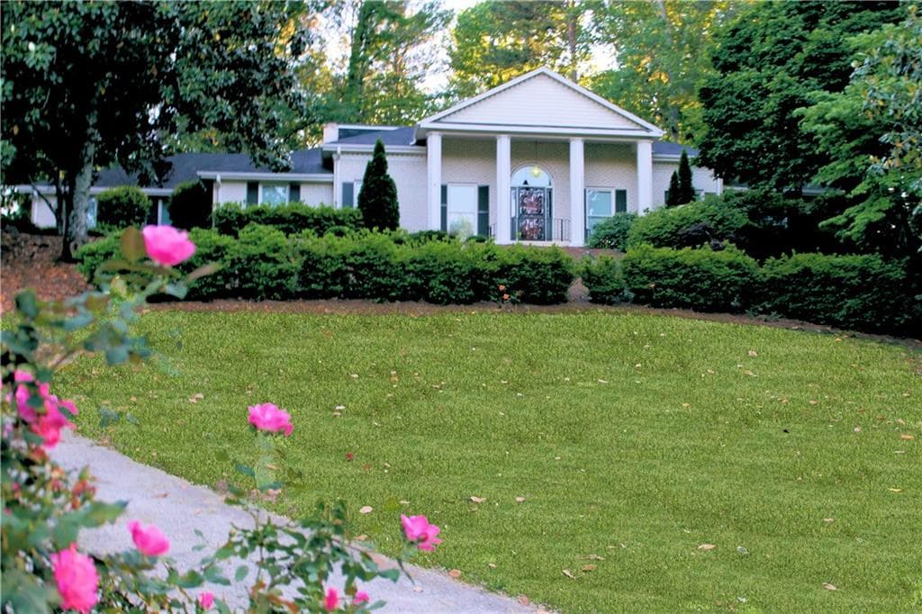 5 bedroom, 3,113 sq ft single family residence sold at 125 Fernhill Court, Roswell, GA 30075