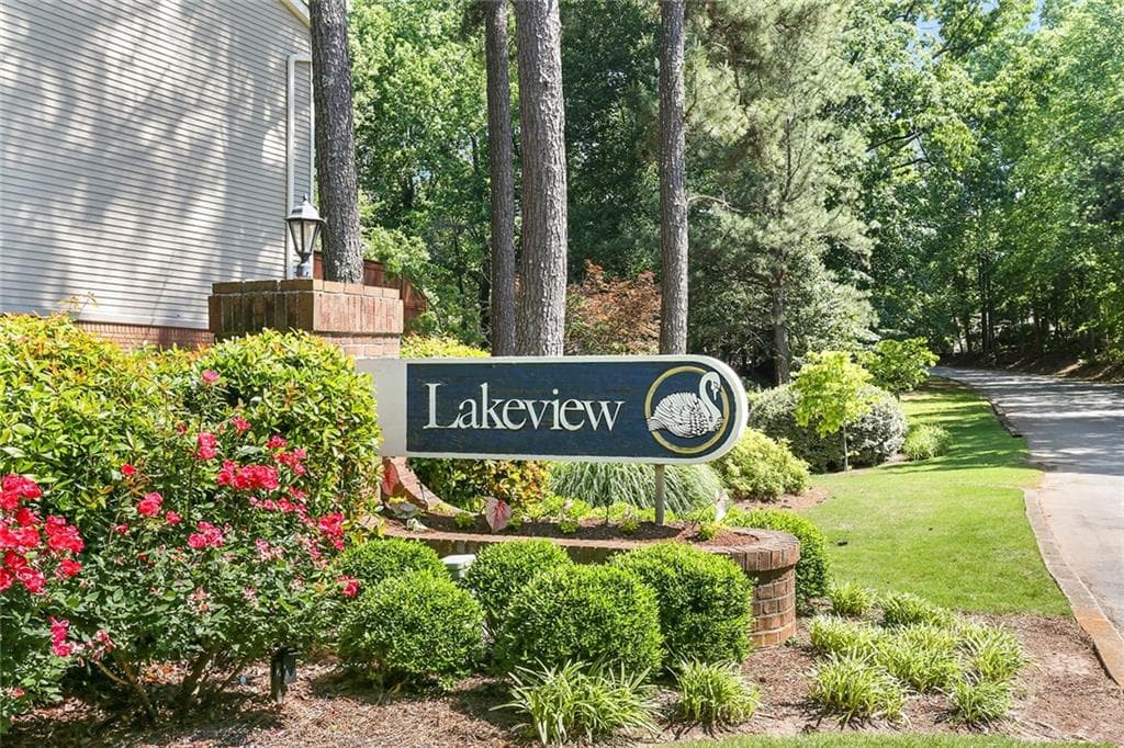 4 bedroom, 2,200 sq ft condominium sold at 41 Basswood Circle, Sandy Springs, GA 30328
