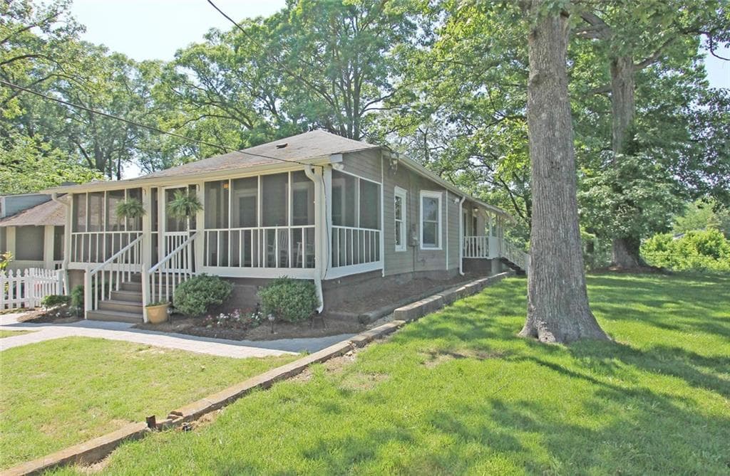 3 bedroom, 1,494 sq ft single family residence sold at 1992 Hollywood Road, Atlanta, GA 30318