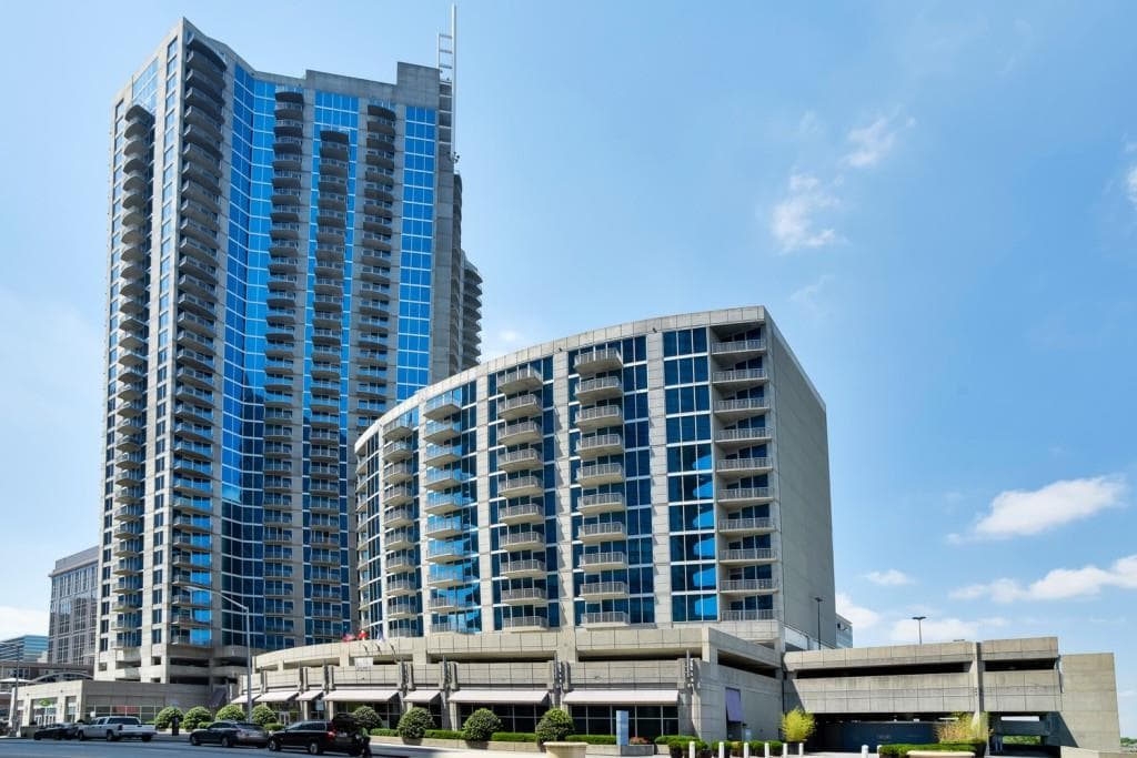 2 bedroom, 1,127 sq ft condominium sold at 400 West Peachtree Street 3204, Atlanta, GA 30308