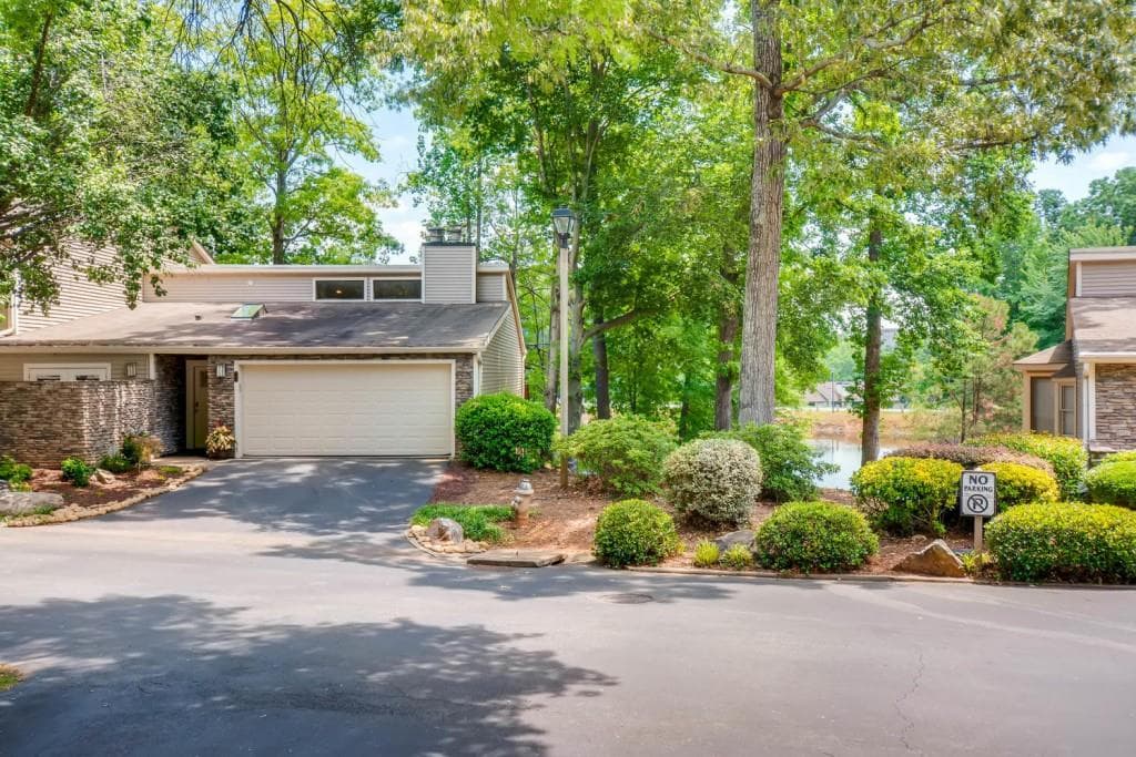 3 bedroom, 2,442 sq ft condominium sold at 23 Basswood Circle 23, Atlanta, GA 30328