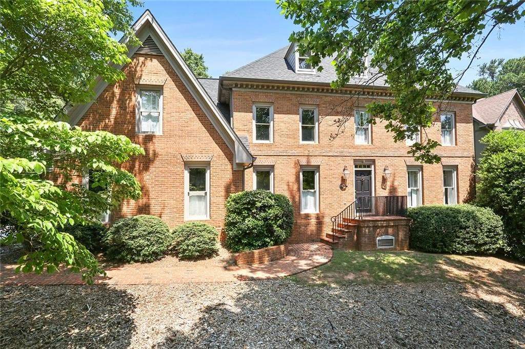 4 bedroom, 3,332 sq ft single family residence sold at 7680 Dunvegan Close, Sandy Springs, GA 30350