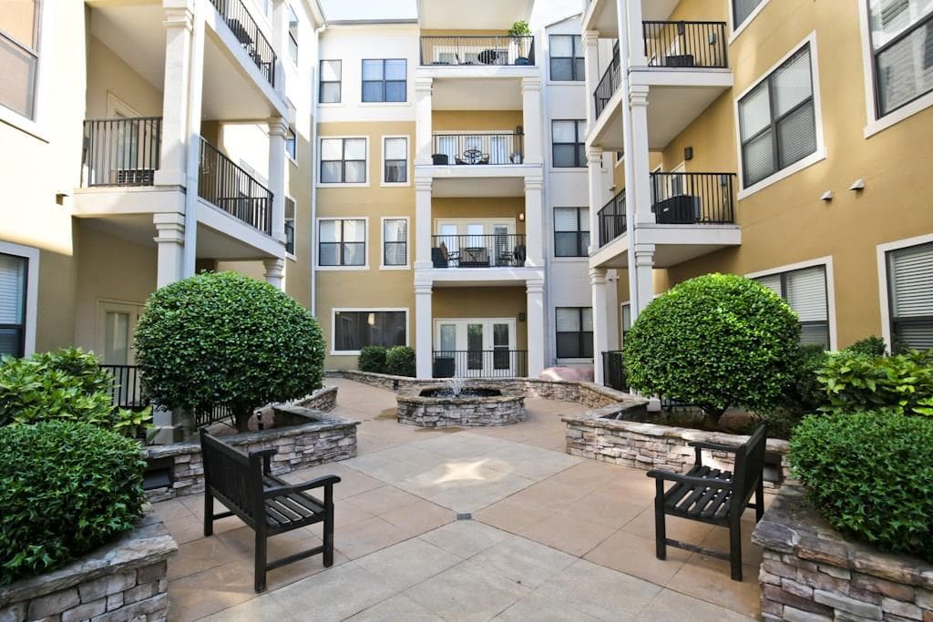 2 bedroom, 1,031 sq ft condominium sold at 799 Hammond Drive 109, Sandy Springs, GA 30328