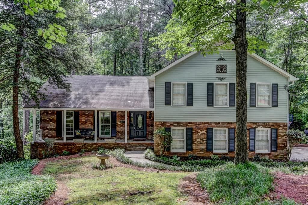 4 bedroom single family residence sold at 1585 Oakwood Drive, Roswell, GA 30075