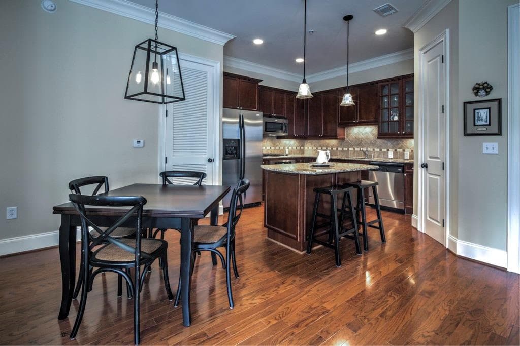 1 bedroom, 871 sq ft condominium sold at 3635 E Paces Circle 1207, Atlanta, GA 30326