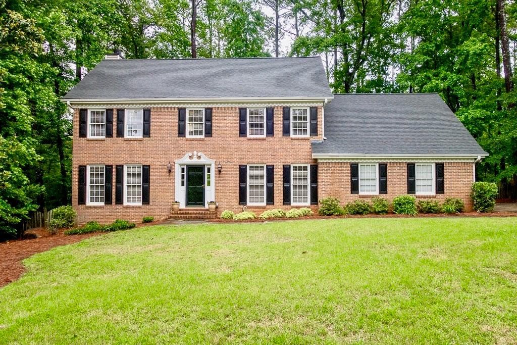 5 bedroom, 3,931 sq ft single family residence sold at 2715 Roxburgh Drive, Roswell, GA 30076