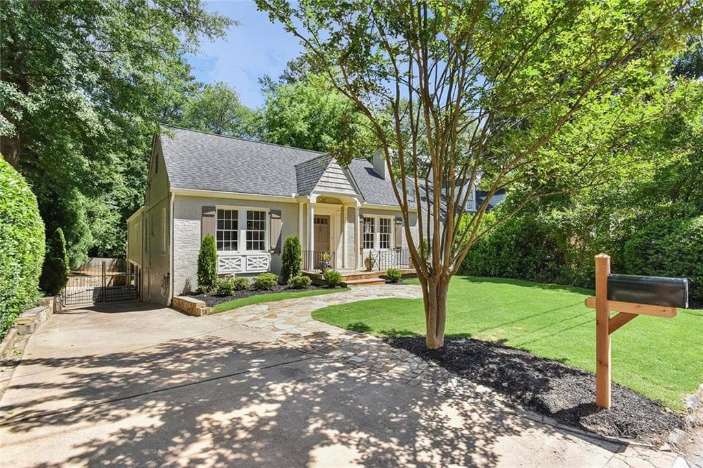 3 bedroom, 2,275 sq ft single family residence sold at 2887 Elliott Circle, Atlanta, GA 30305