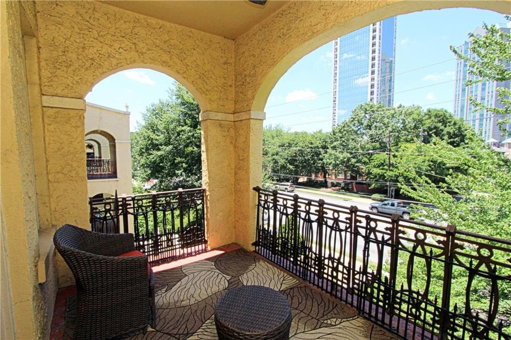 2 bedroom, 1,677 sq ft condominium sold at 2855 Peachtree Road 307, Atlanta, GA 30305