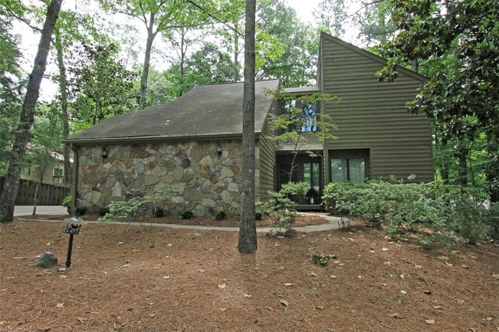 5 bedroom, 2,550 sq ft single family residence sold at 4200 Loch Highland Parkway, Roswell, GA 30075