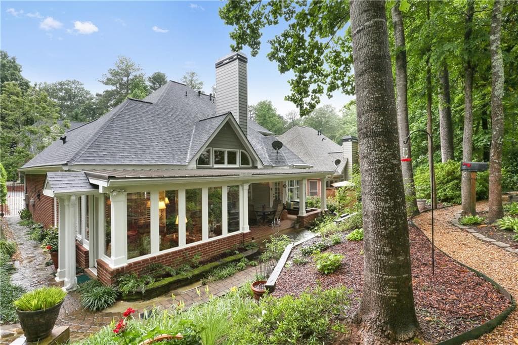 4 bedroom, 2,800 sq ft single family residence sold at 840 Enclave Walk, Roswell, GA 30075