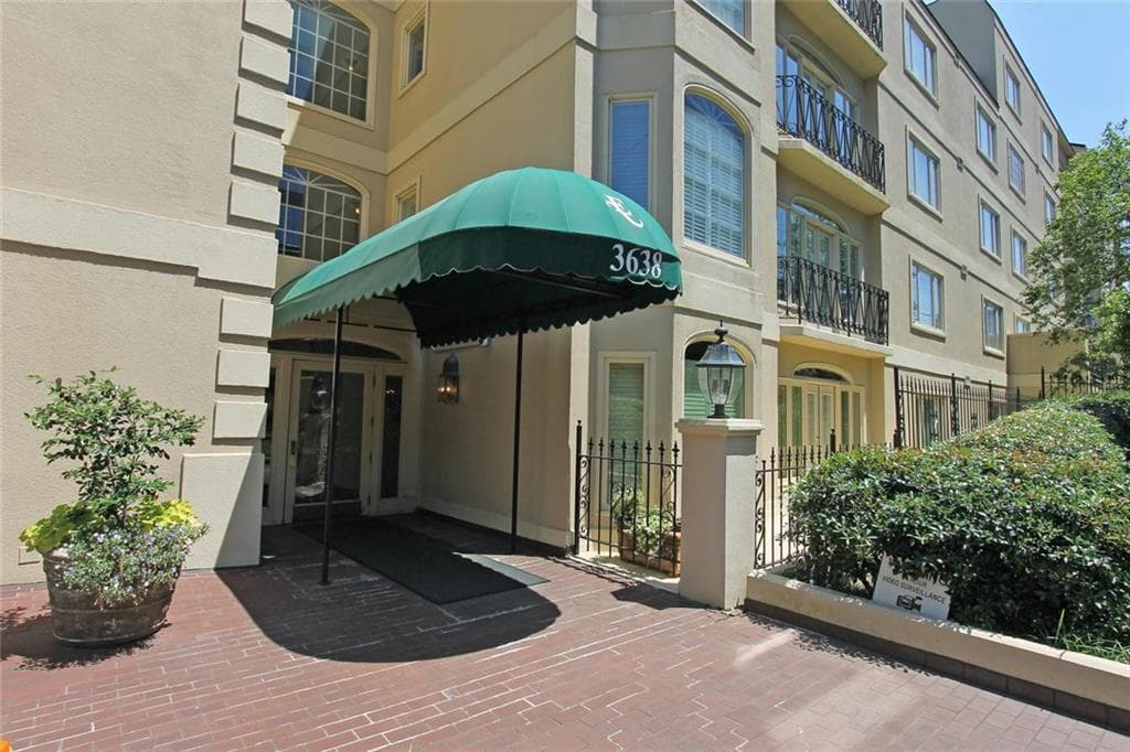 2 bedroom, 1,685 sq ft condominium sold at 3638 Peachtree Road 402, Atlanta, GA 30319