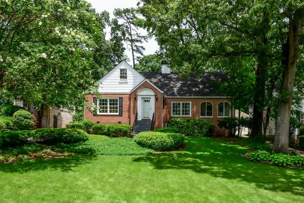 4 bedroom, 2,912 sq ft single family residence sold at 672 Greenview Avenue, Atlanta, GA 30305