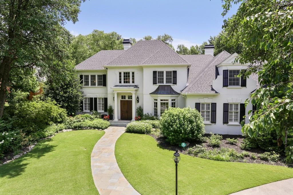 5 bedroom, 5,221 sq ft single family residence sold at 105 N Devereux Court, Atlanta, GA 30327