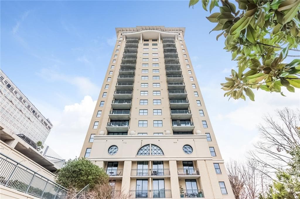 1 bedroom, 770 sq ft condominium sold at 3040 Peachtree Road 302, Atlanta, GA 30305
