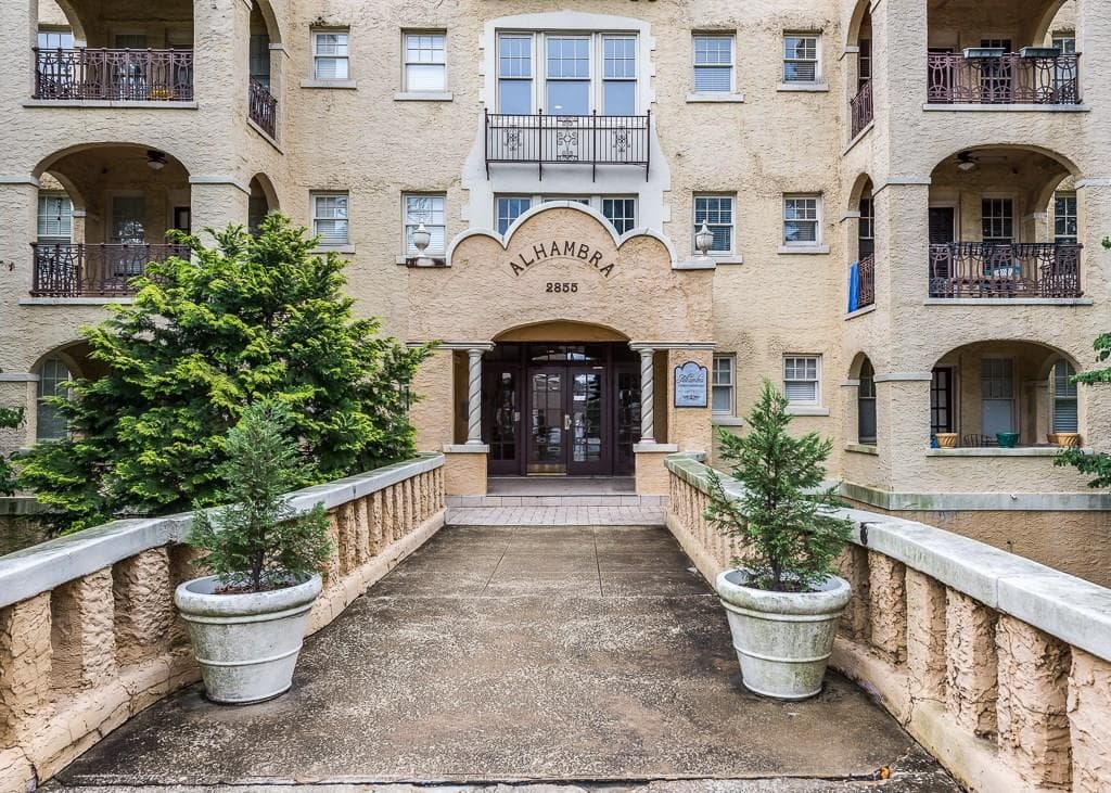 2 bedroom, 949 sq ft condominium sold at 2855 Peachtree Road 323, Atlanta, GA 30305