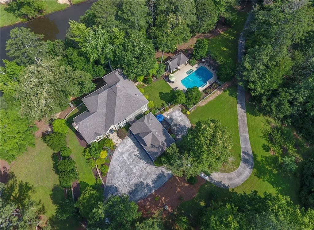5 bedroom, 6,687 sq ft single family residence sold at 375 Pine Grove Road, Roswell, GA 30075