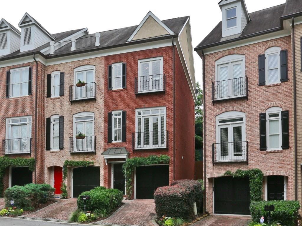 3 bedroom, 1,884 sq ft townhouse sold at 3259 Buckhead Forest Mews, Atlanta, GA 30305