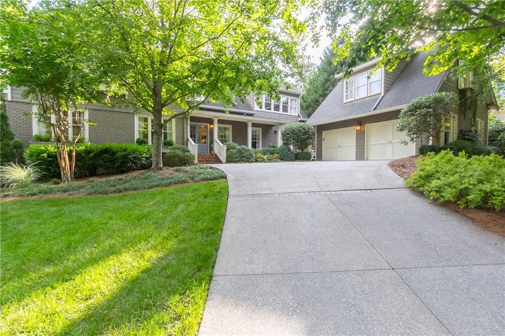 5 bedroom, 4,097 sq ft single family residence sold at 4750 Merlendale Drive, Atlanta, GA 30327