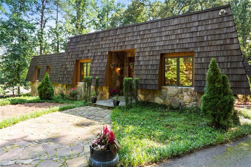 6105 Heards Creek Drive, Sandy Springs, GA 30328 — most recent listing photo