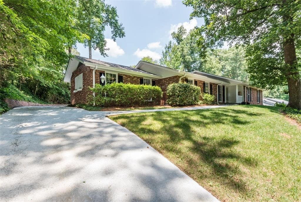 5 bedroom single family residence sold at 6840 Castleton Drive, Sandy Springs, GA 30328