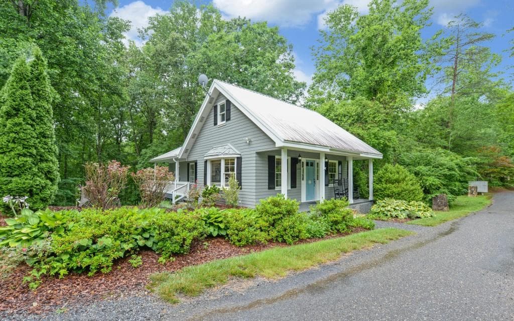 2 bedroom, 1,220 sq ft single family residence sold at 400 Windjammer Drive, Hiawassee, GA 30546