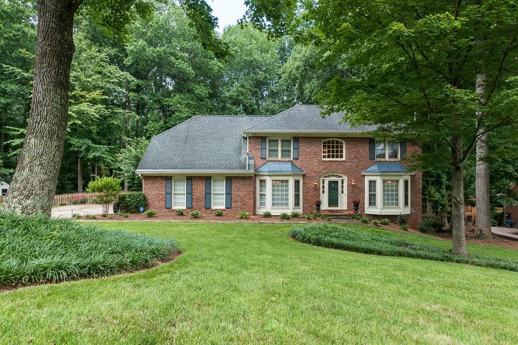 5 bedroom, 3,838 sq ft single family residence sold at 380 Saddlebrook Drive, Roswell, GA 30075