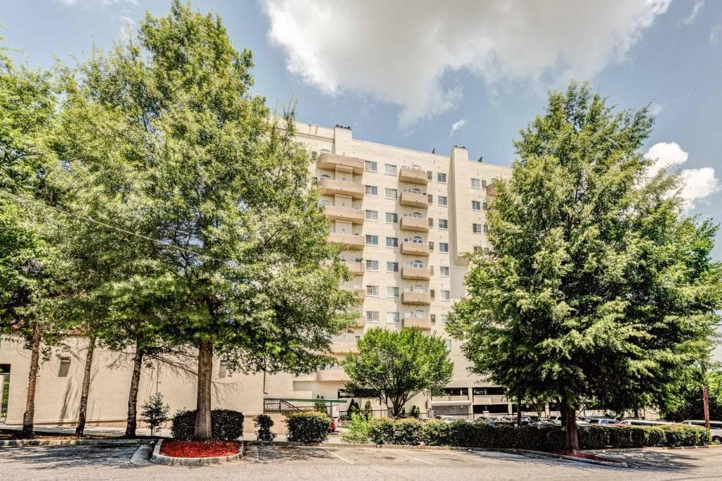 2 bedroom, 1,194 sq ft condominium sold at 2161 Peachtree Street 106, Atlanta, GA 30309
