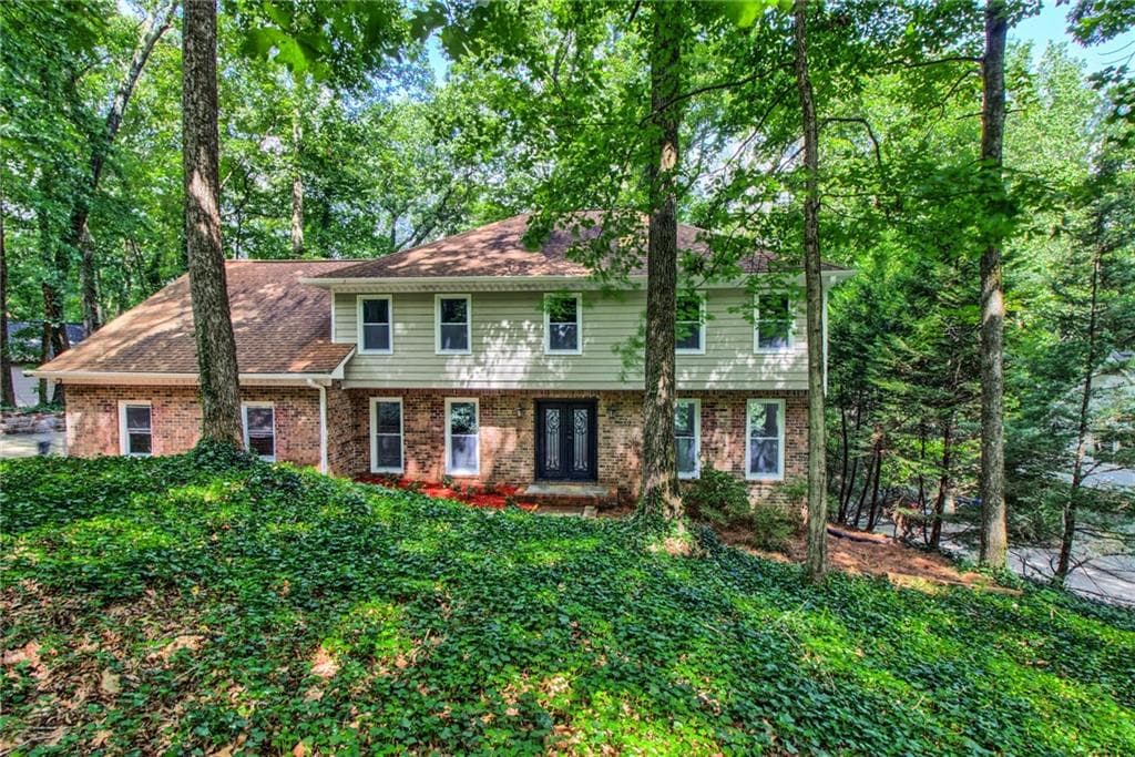 6 bedroom, 4,000 sq ft single family residence sold at 9425 Martin Road, Roswell, GA 30076